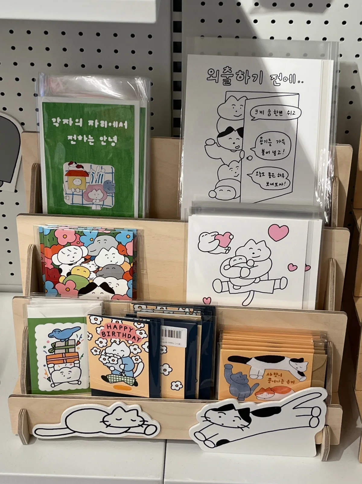猫のカードが並ぶ木製棚