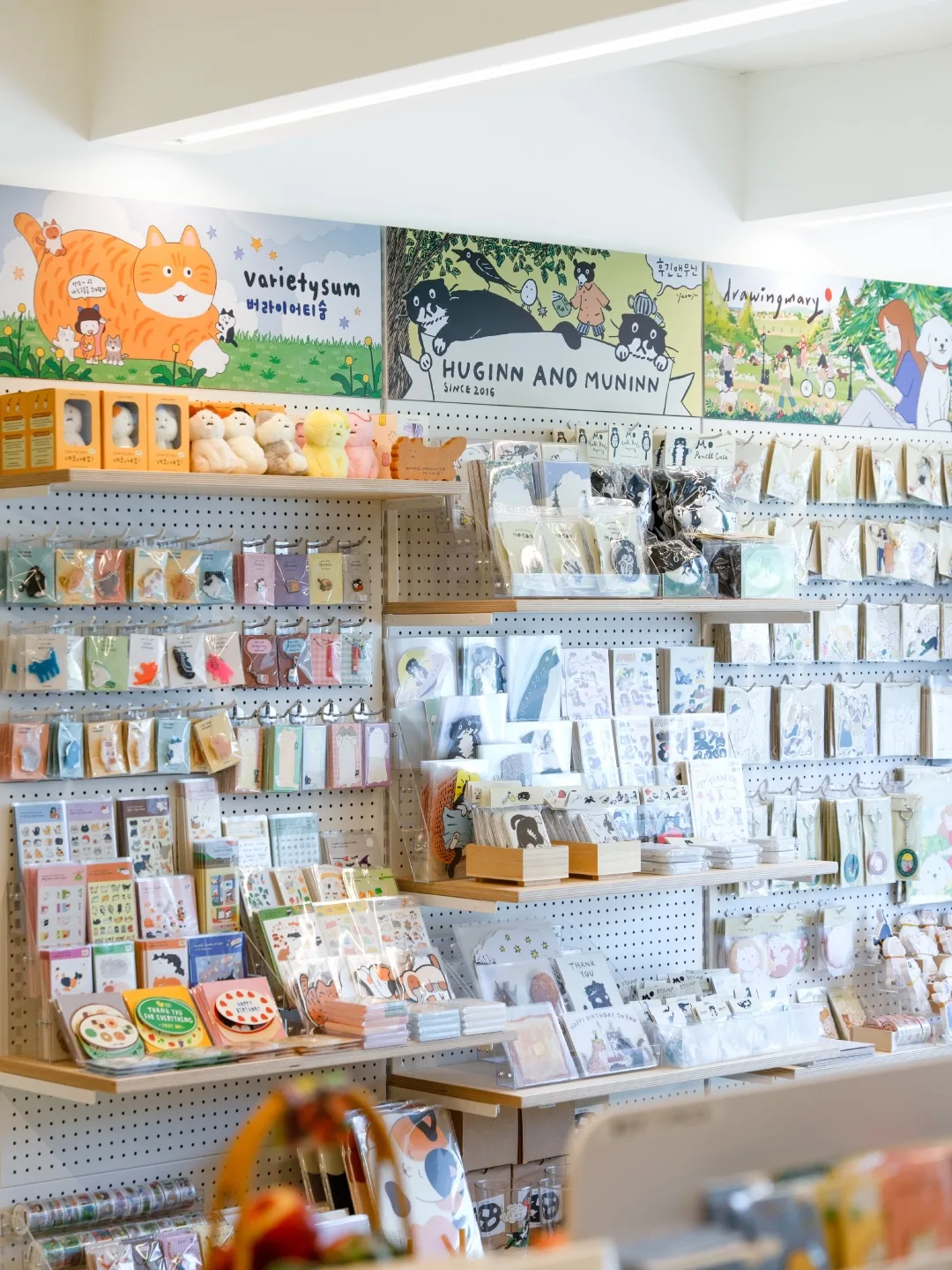 イラスト雑貨が並ぶ展示壁