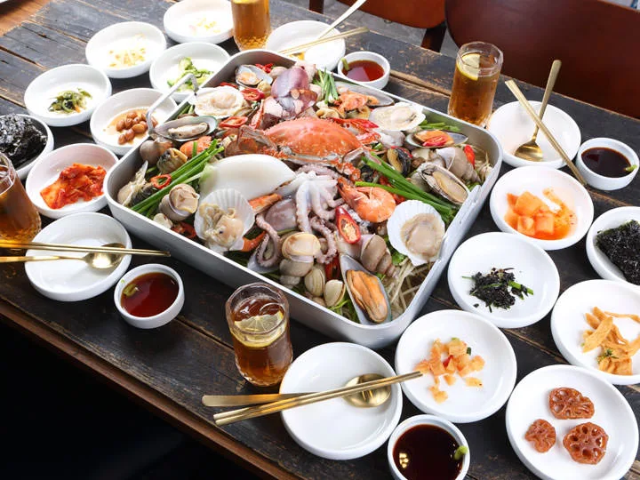 オダリチプ — 海鮮料理と小皿が並ぶ食卓