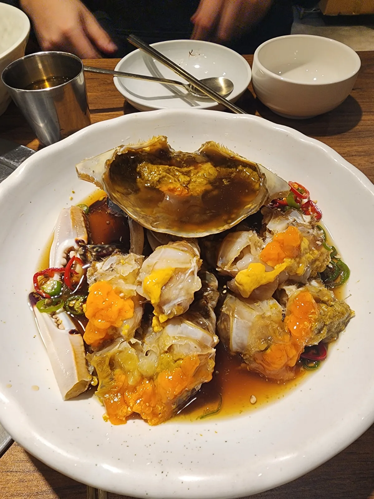 醤油だれに漬かったカニ