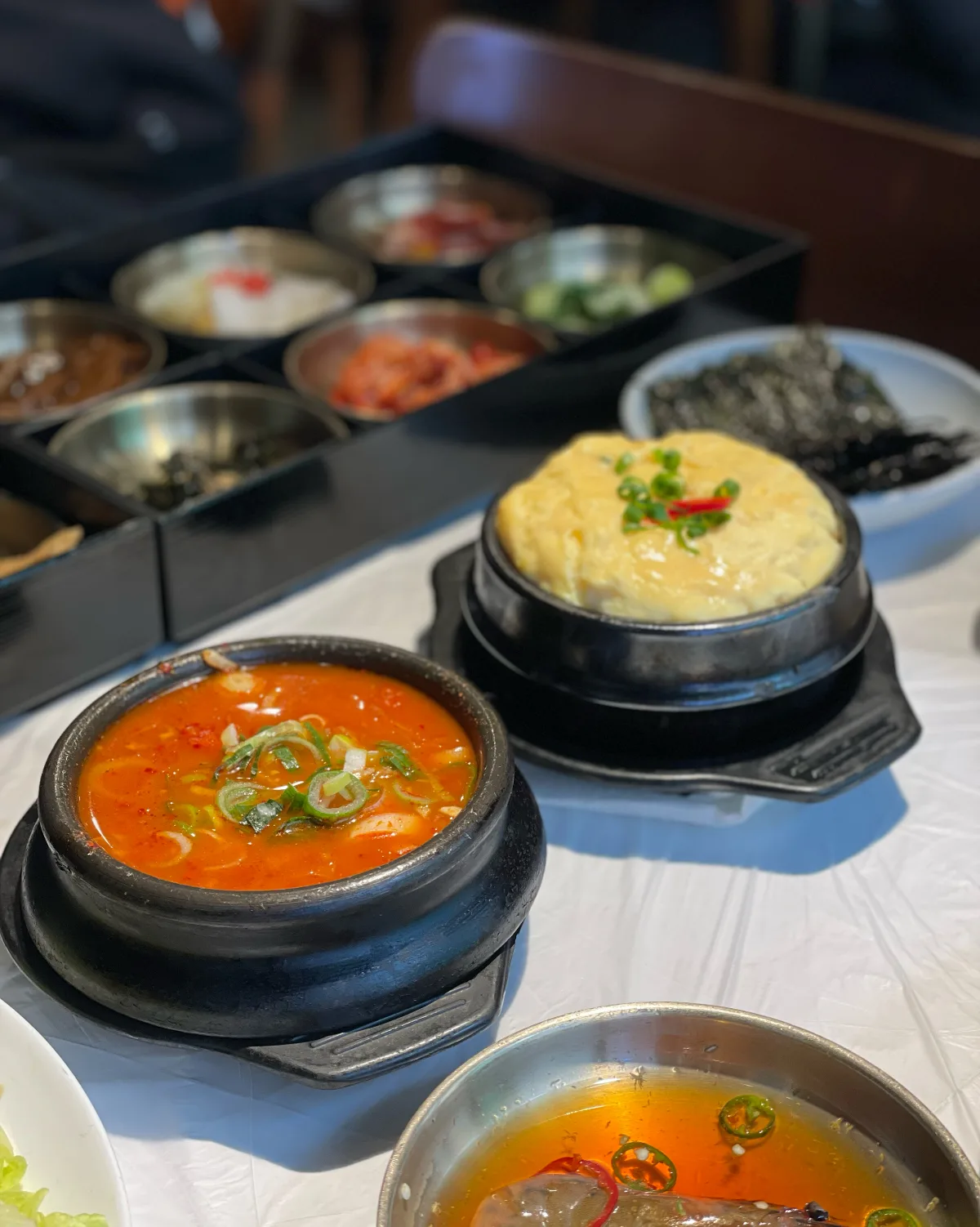 キムチチゲとケランチム、小皿のおかず