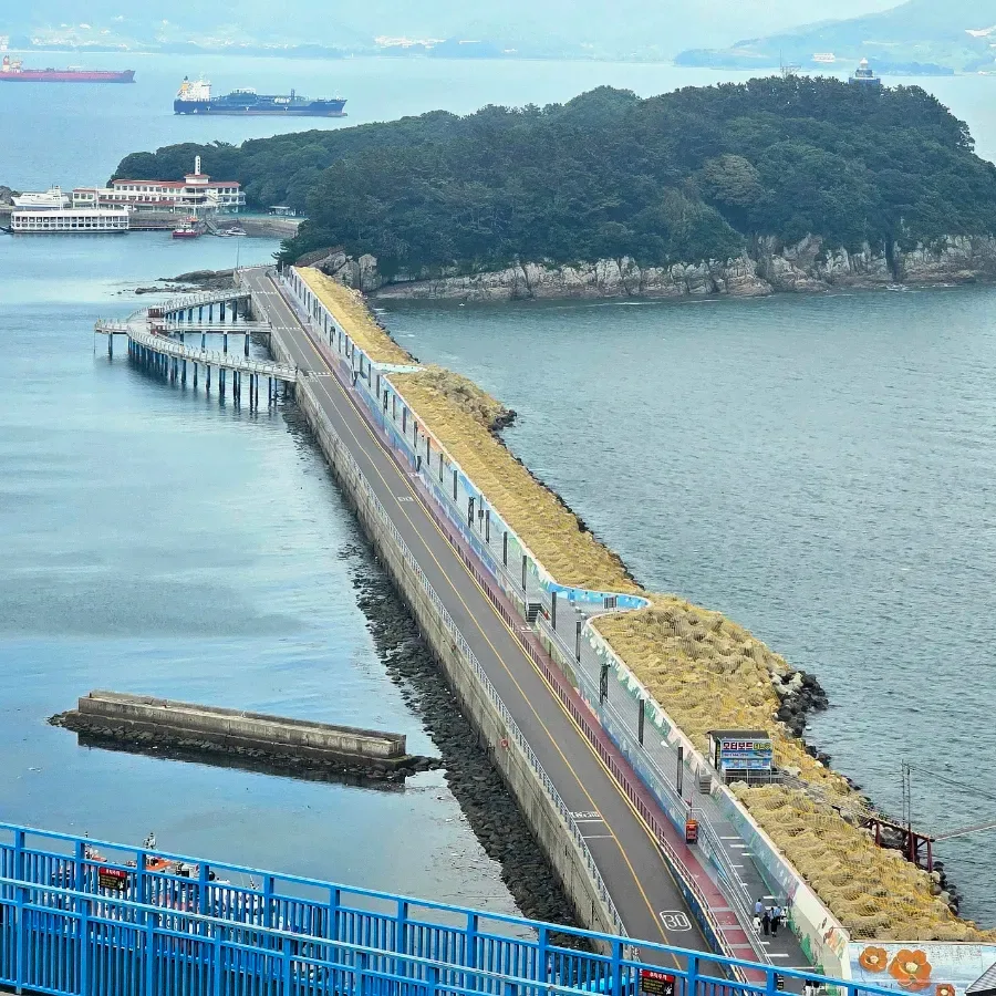島へ延びる海上の堤防