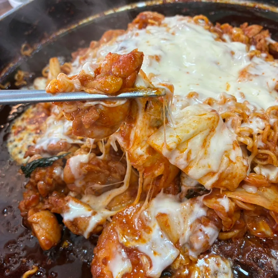 チーズを絡めた鶏肉と麺
