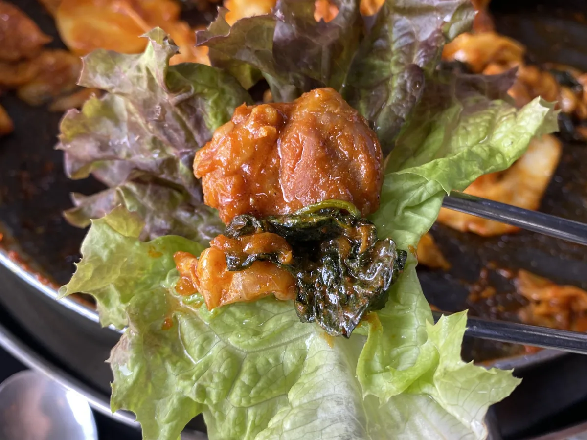 オグンネ2タッカルビ — 葉野菜にのせた鶏肉