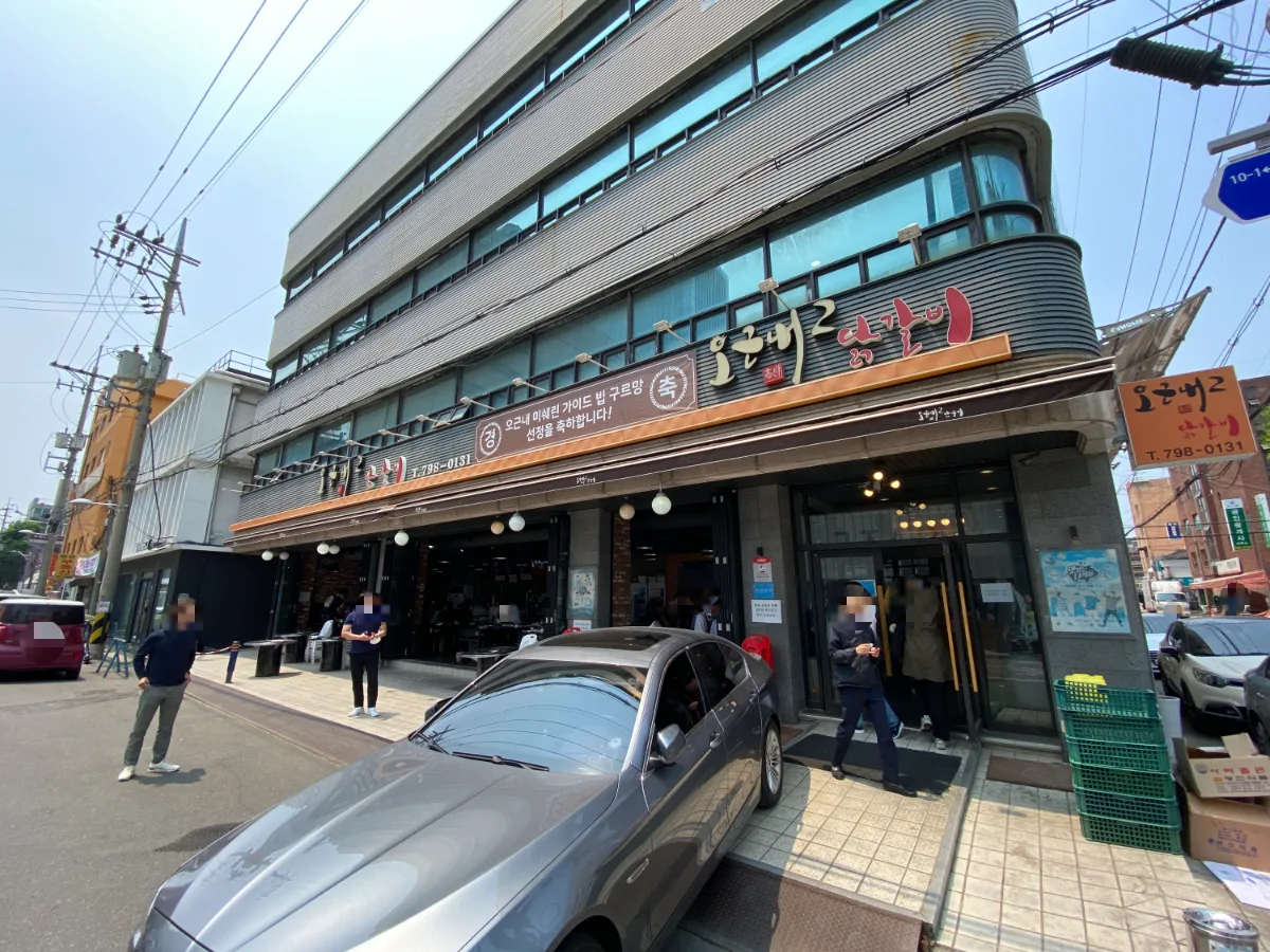 黒い外壁のオグンネ2店舗
