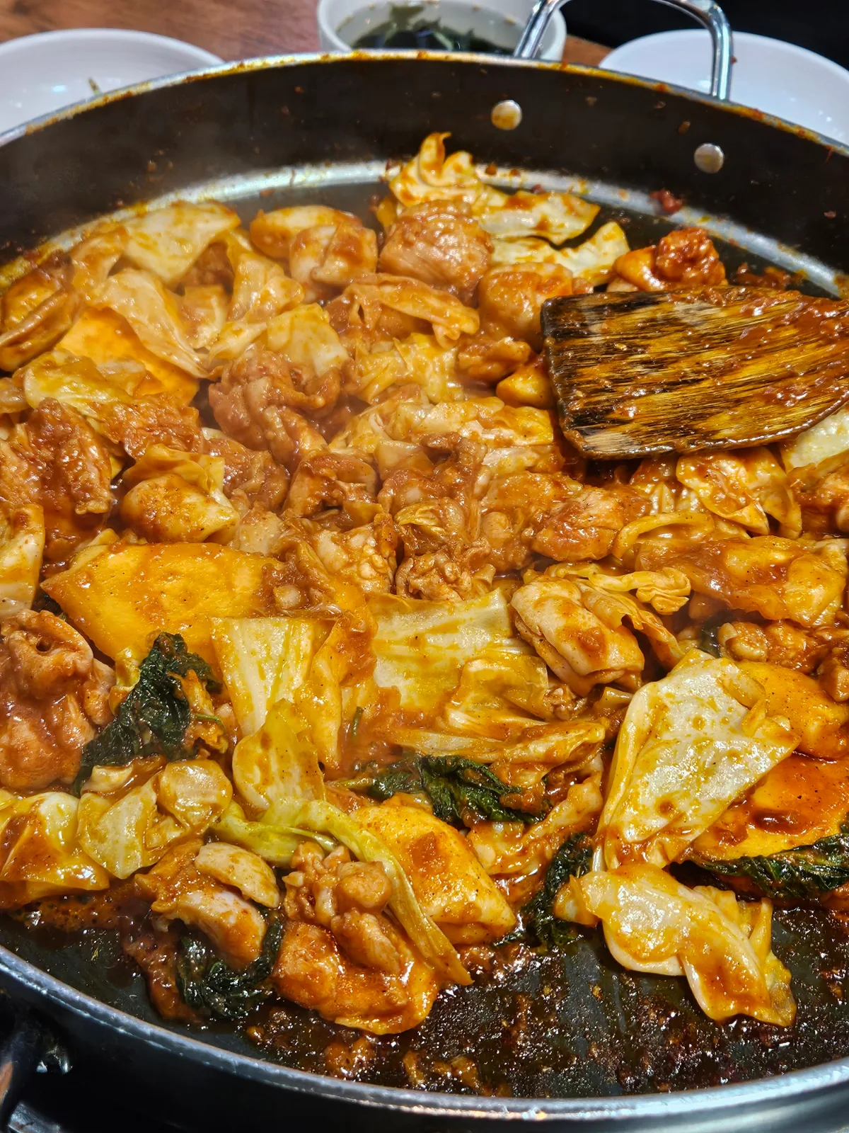 湯気立つ鶏肉と野菜の鉄板