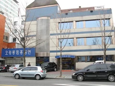 青い看板と通り沿いの店舗