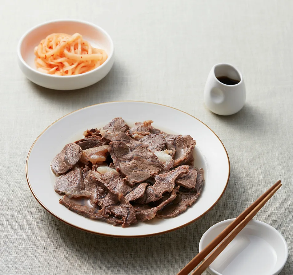 五壮洞咸興冷麺 — ゆで肉と大根和えの一皿