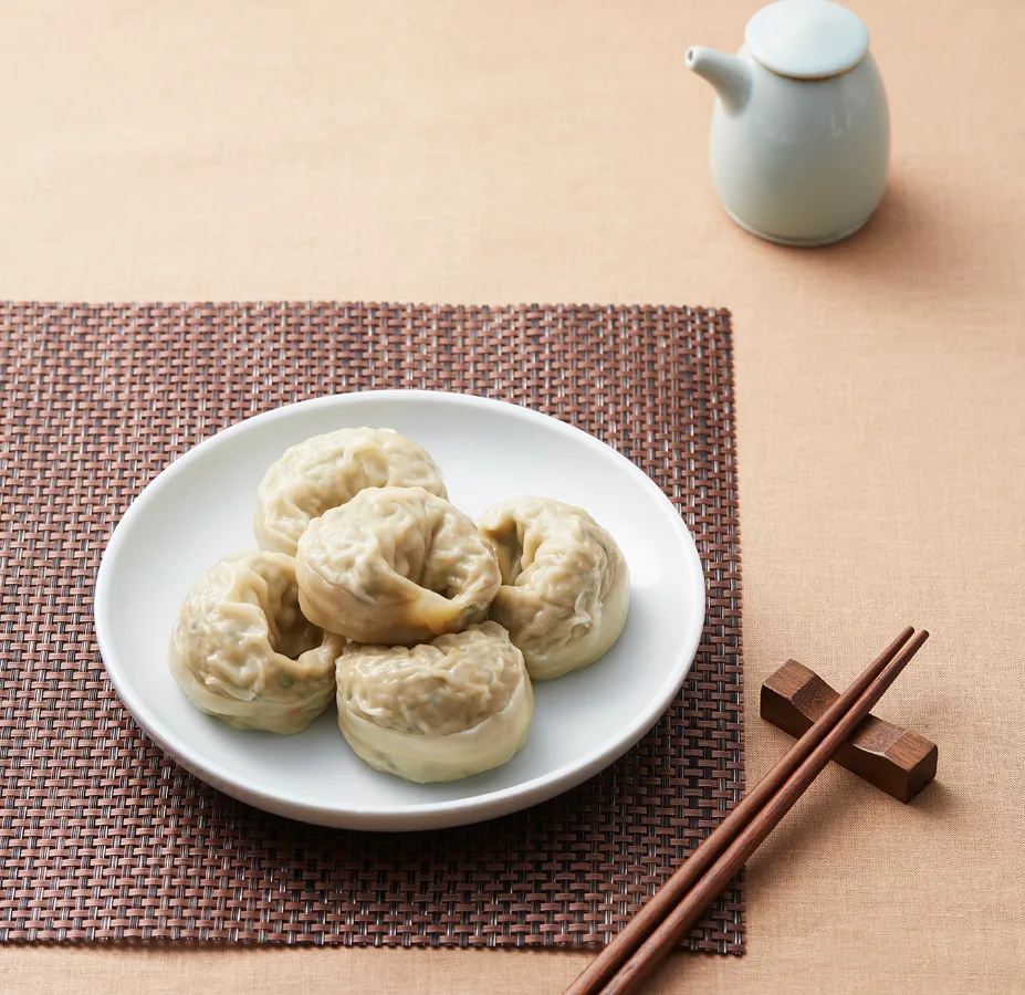 五壮洞咸興冷麺 — 白皿に盛った蒸し餃子