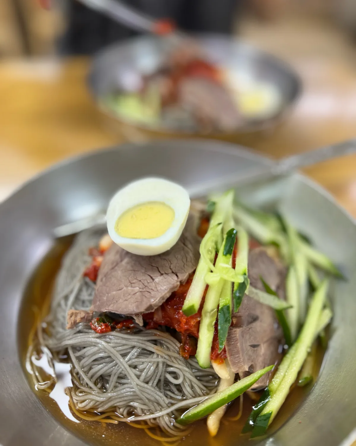 五壮洞興南チッ 本店 — 牛肉と赤い具を盛った冷麺