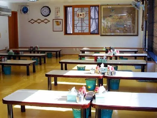 五壮洞興南チッ 本店 — 座卓が並ぶ明るい食堂