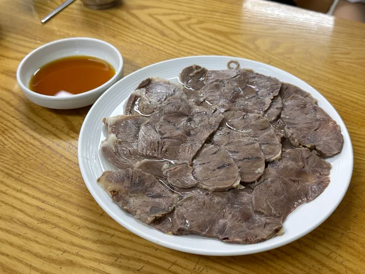 白皿に並ぶ牛ゆで肉