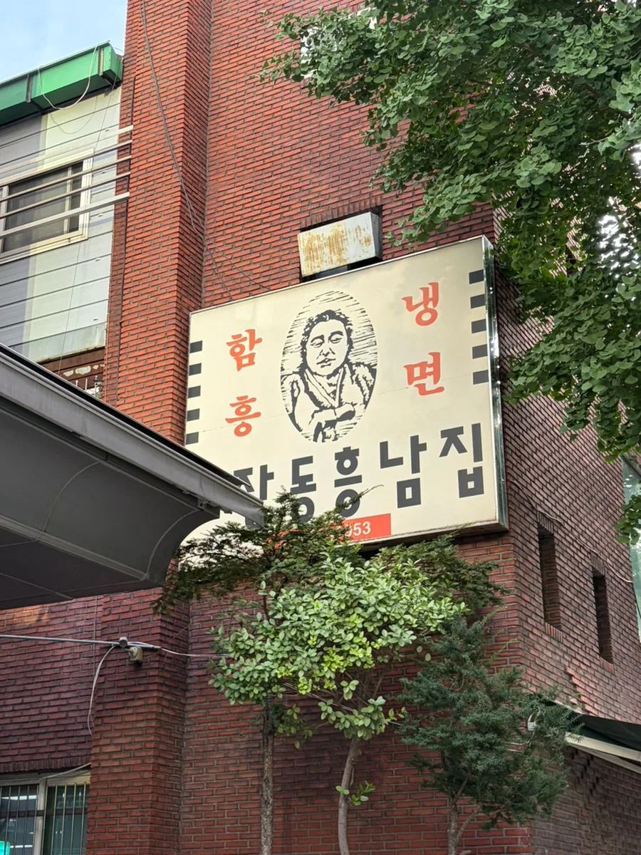 赤煉瓦壁に掲げた店名看板