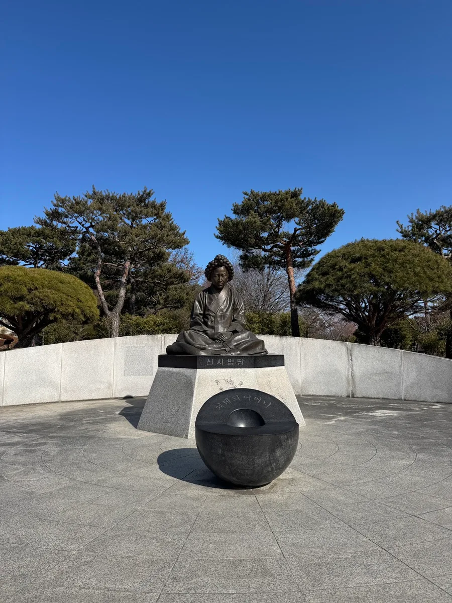 松林に立つ申師任堂像