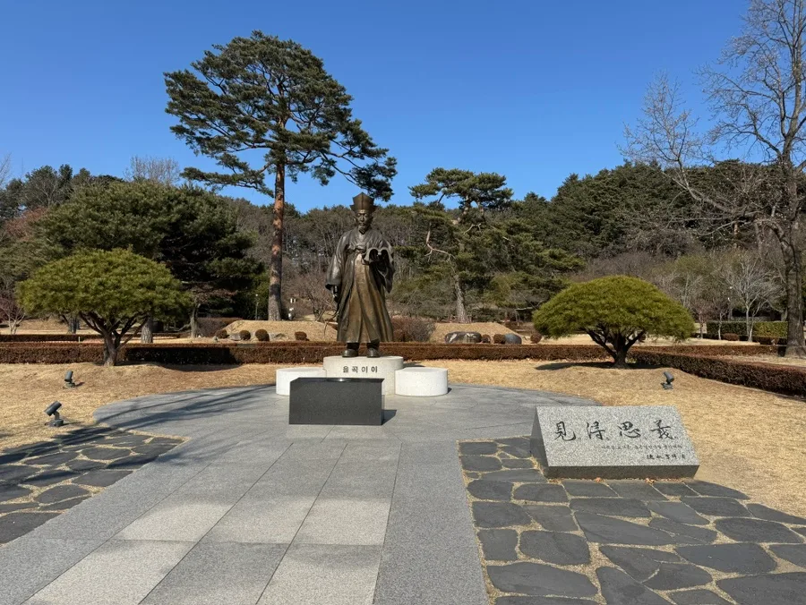 松林に立つ栗谷李珥像