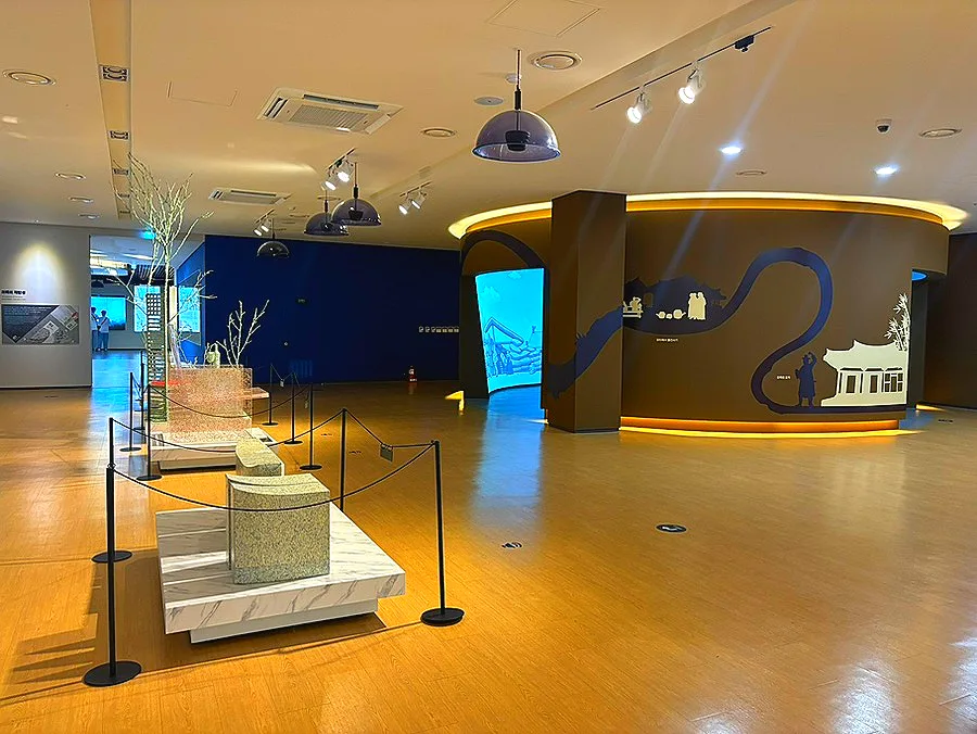 青い壁と曲面展示の資料館