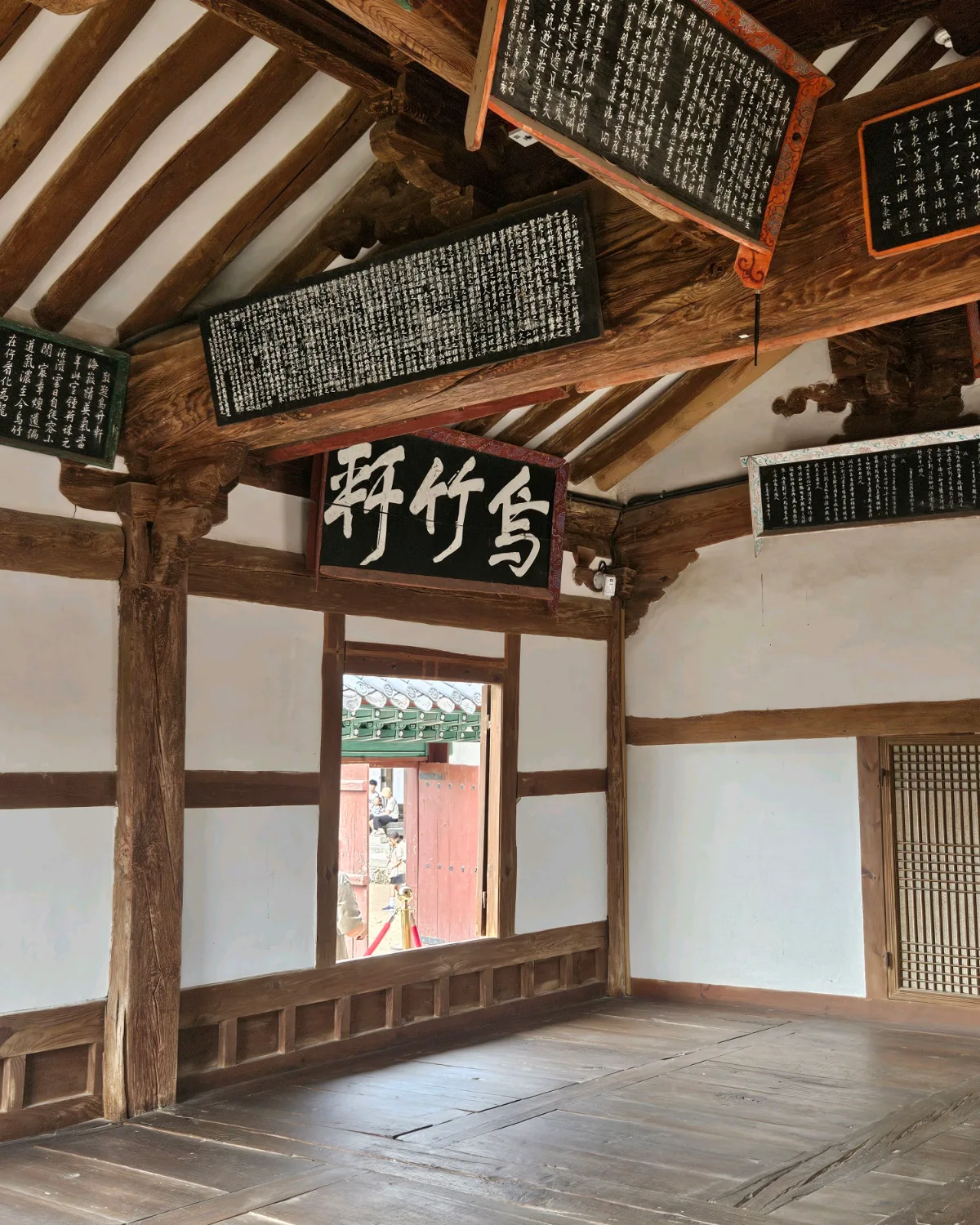 烏竹軒 — 扁額が掛かる木組みの座敷