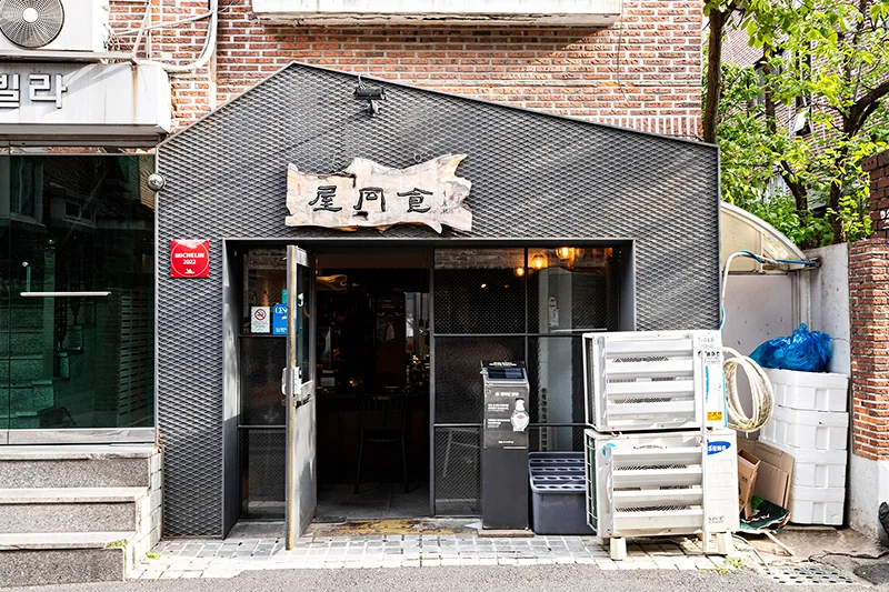 黒い外壁の入口とミシュランのステッカー