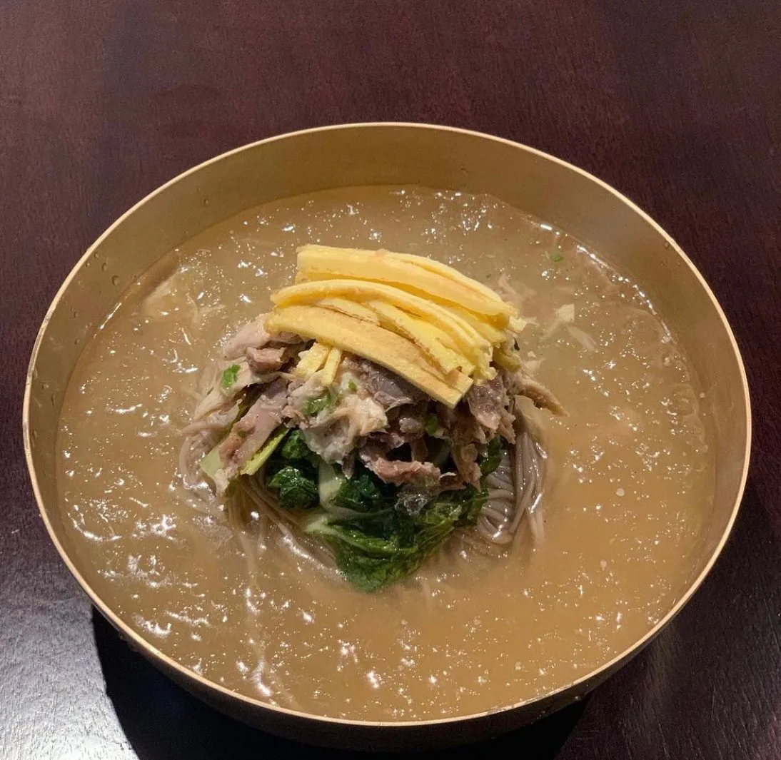 錦糸卵とほぐし肉の冷たい麺料理