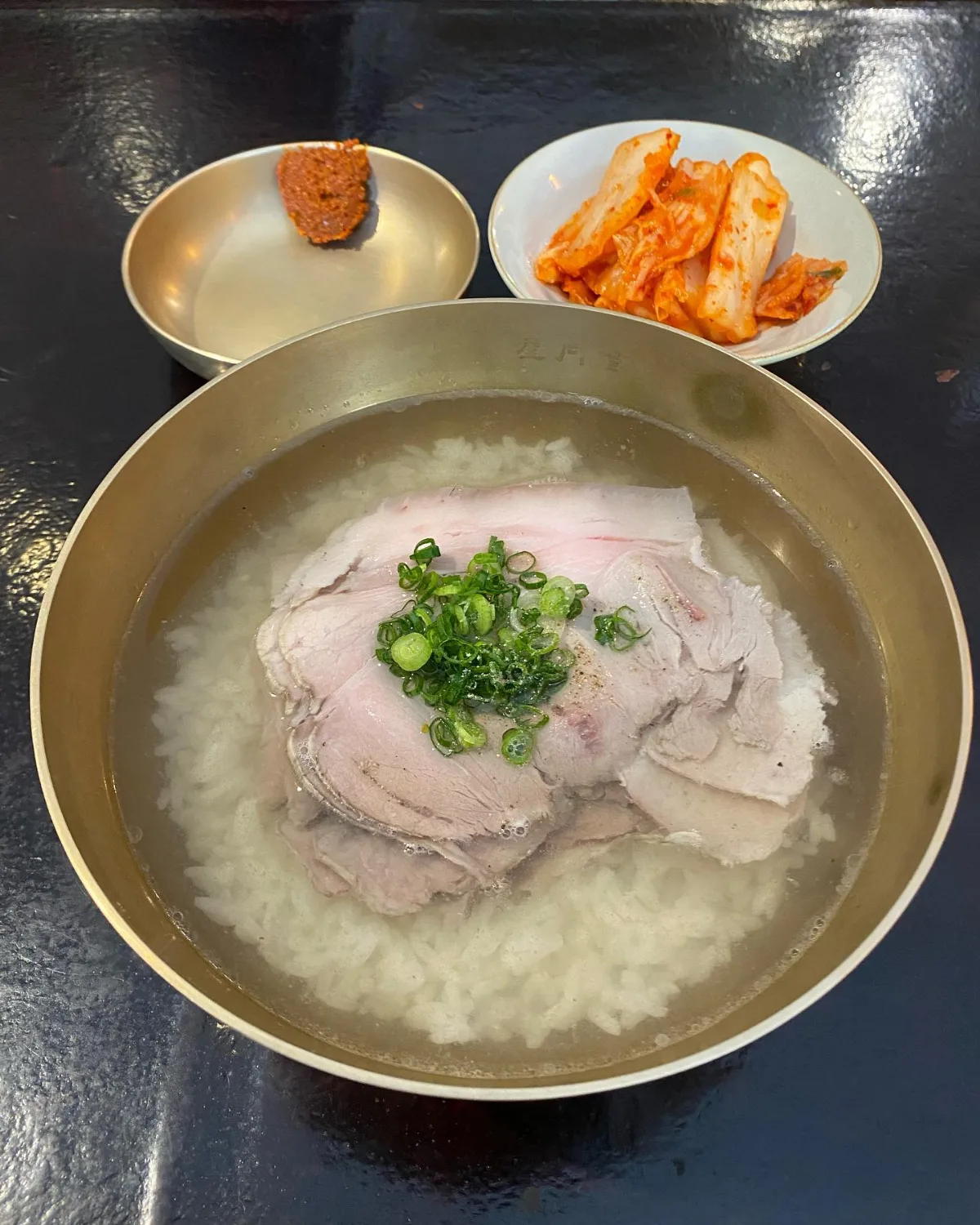 屋同食 — 白飯にのった豚肉のコムタン