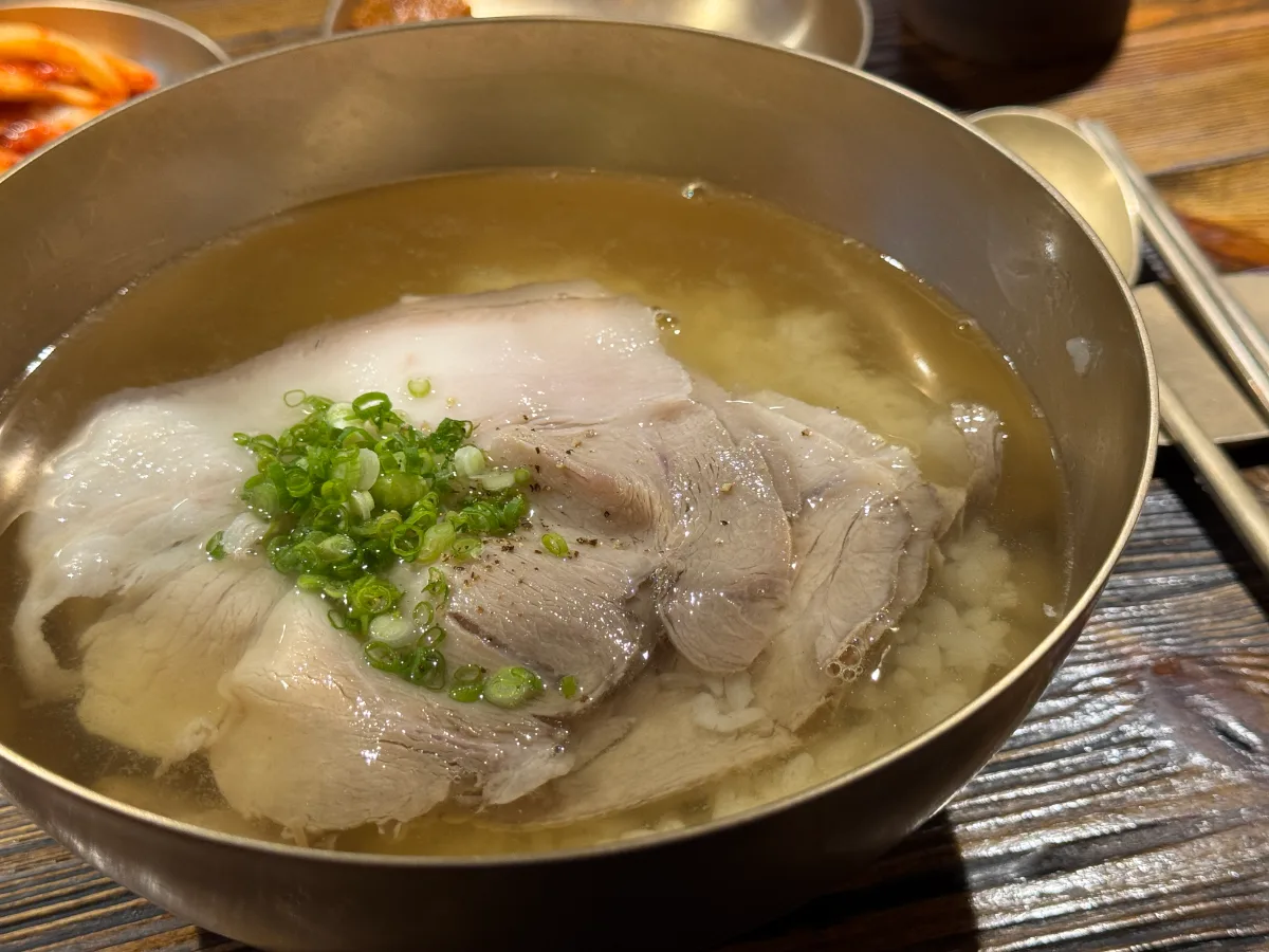屋同食 — 薄切り豚肉と青ねぎの澄んだスープ