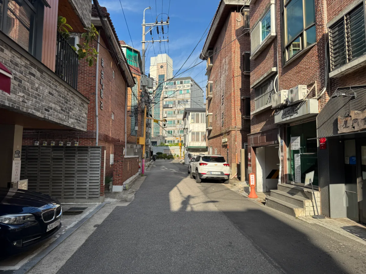 青空の下のソウルの路地裏