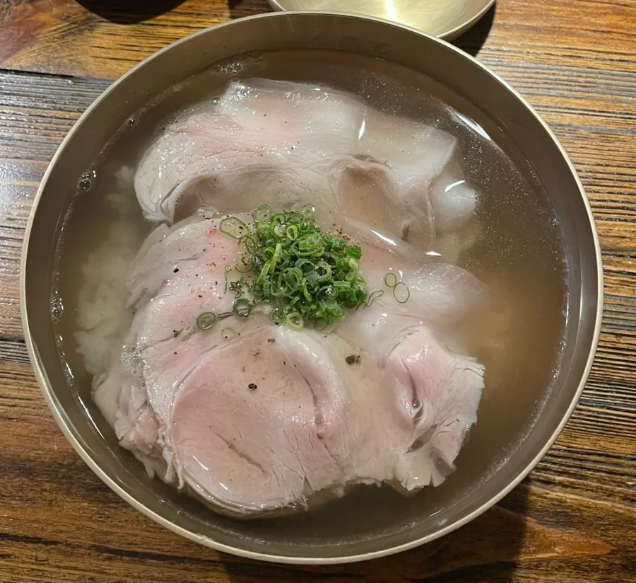 白髪ねぎをのせた豚肉入り透明スープ