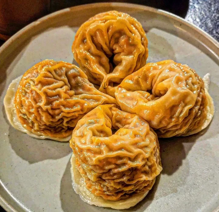 花形に並んだ厚皮のキムチ餃子