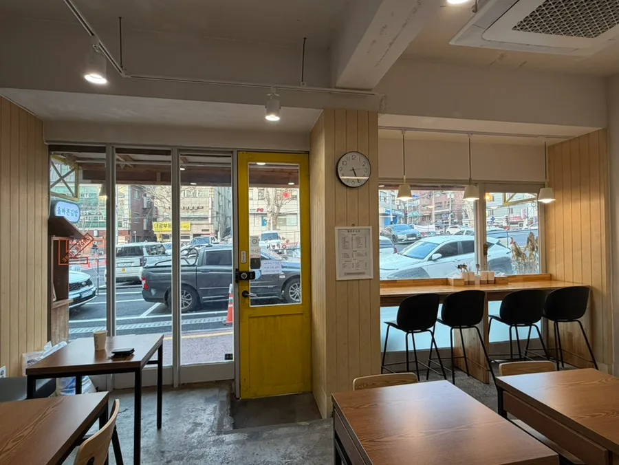 オルバルンキンパ 延南店 — 窓際のカウンター席と木のテーブル