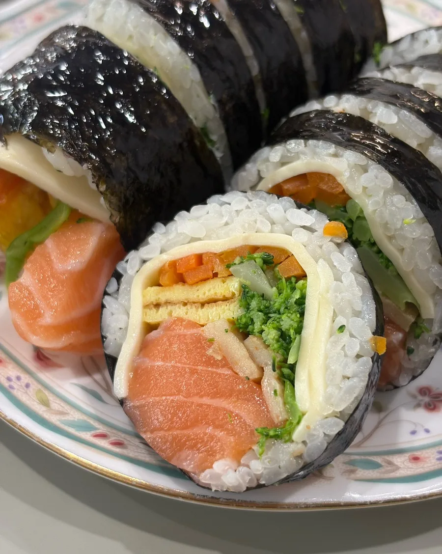 オルバルンキンパ 延南店 — サーモンと卵が入ったキンパ
