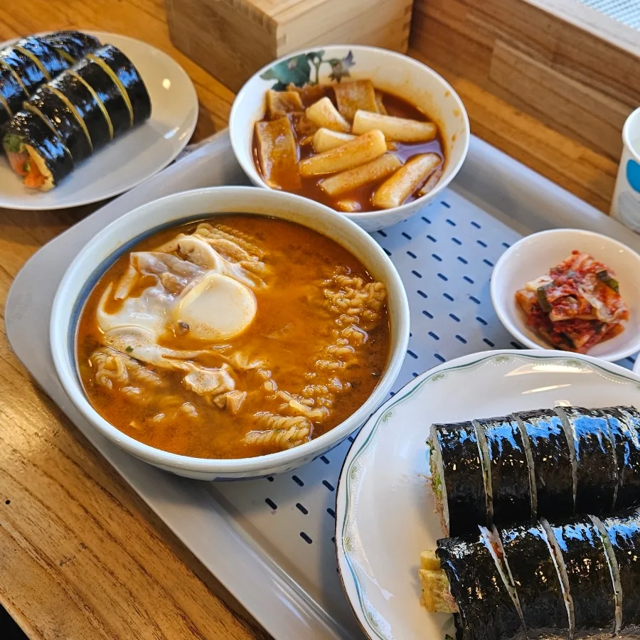 オルバルンキンパ 延南店 — キンパと温かい料理の食卓