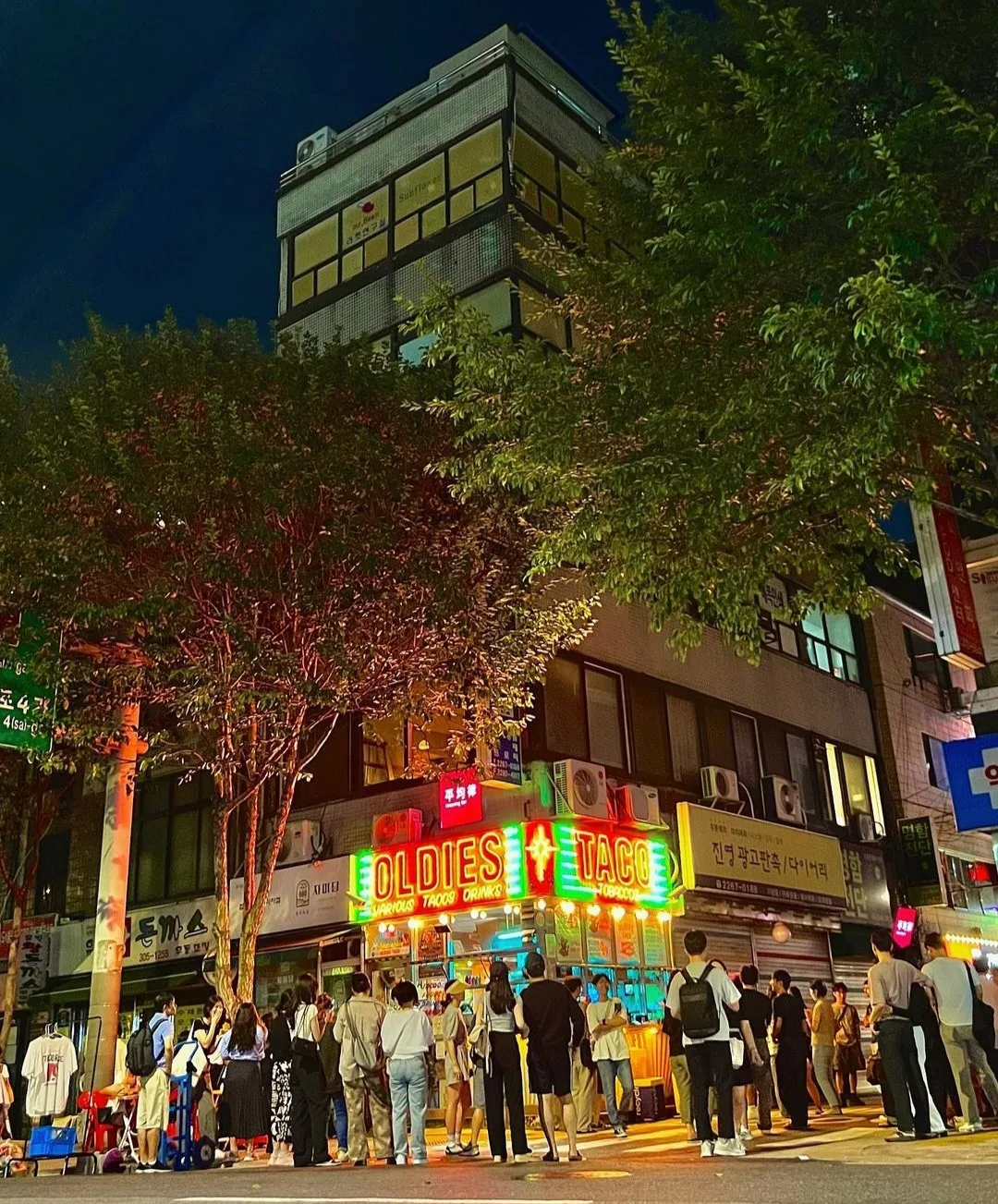 ネオン看板前に並ぶ行列