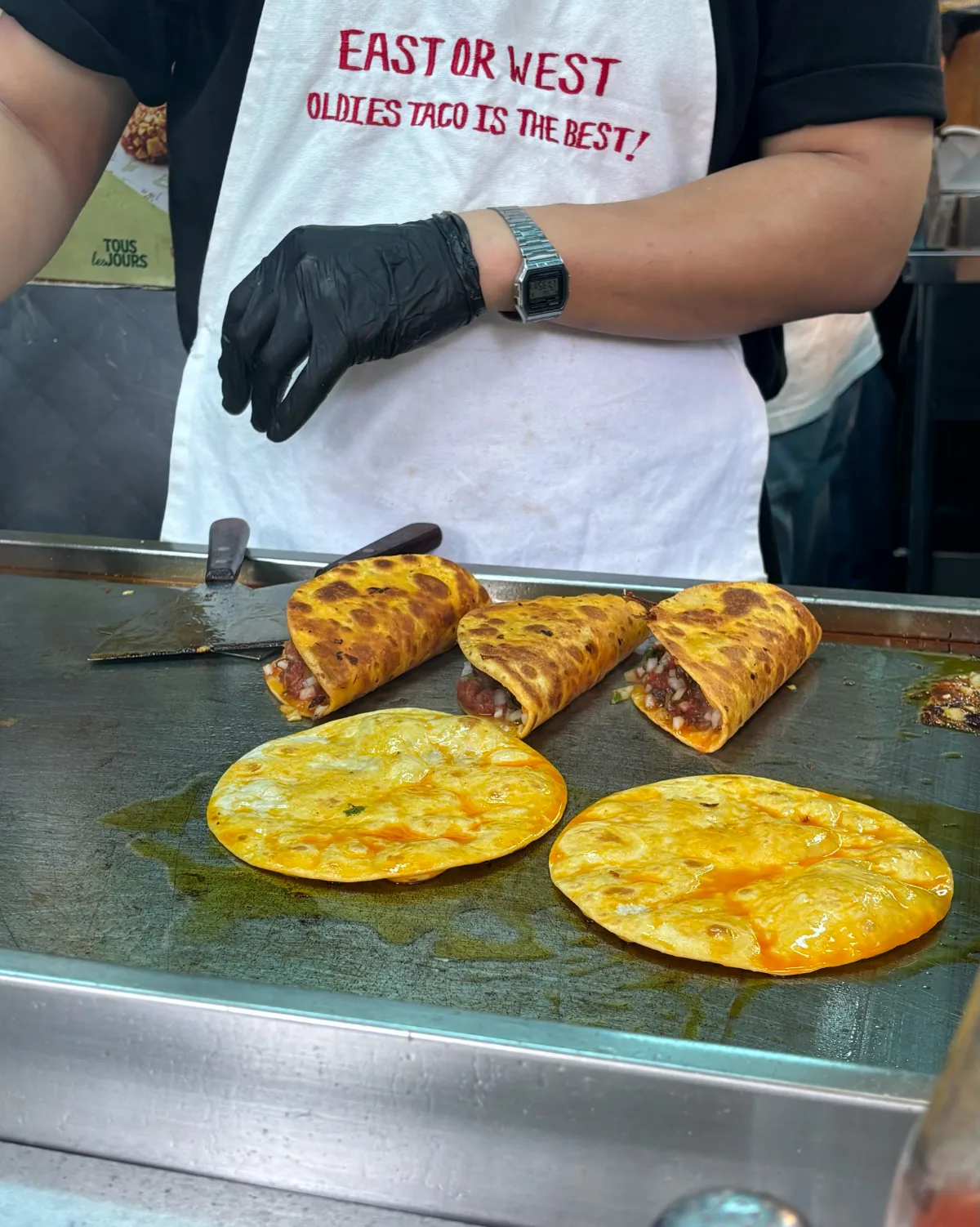 鉄板で焼くチーズタコス
