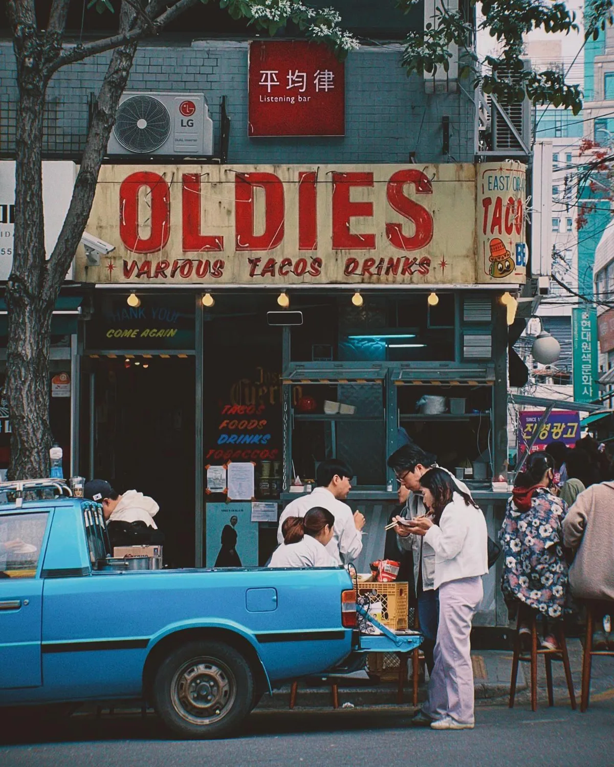 OLDIES TACO 乙支路本店 — レトロ調タコス店の路上席