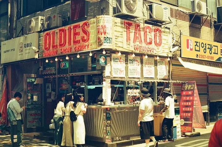 OLDIES TACO 乙支路本店 — 角地に立つタコ看板の建物