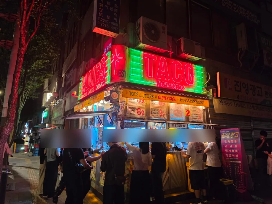 夜のネオン看板と行列