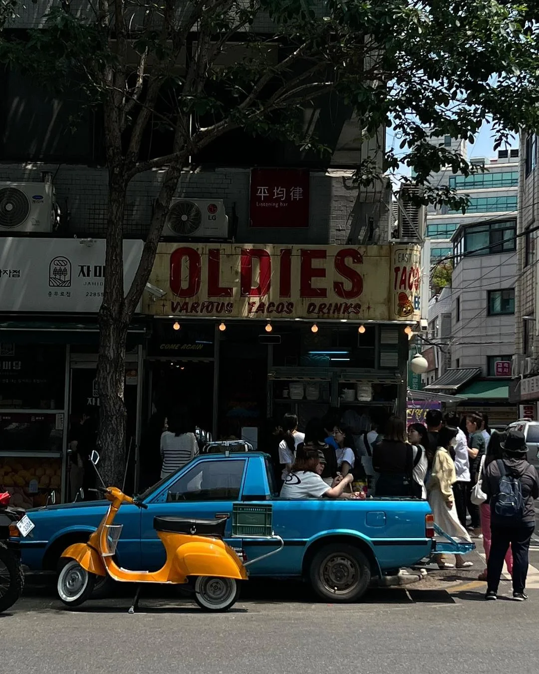 OLDIES TACO 乙支路本店 — 看板前に停まる青いトラック