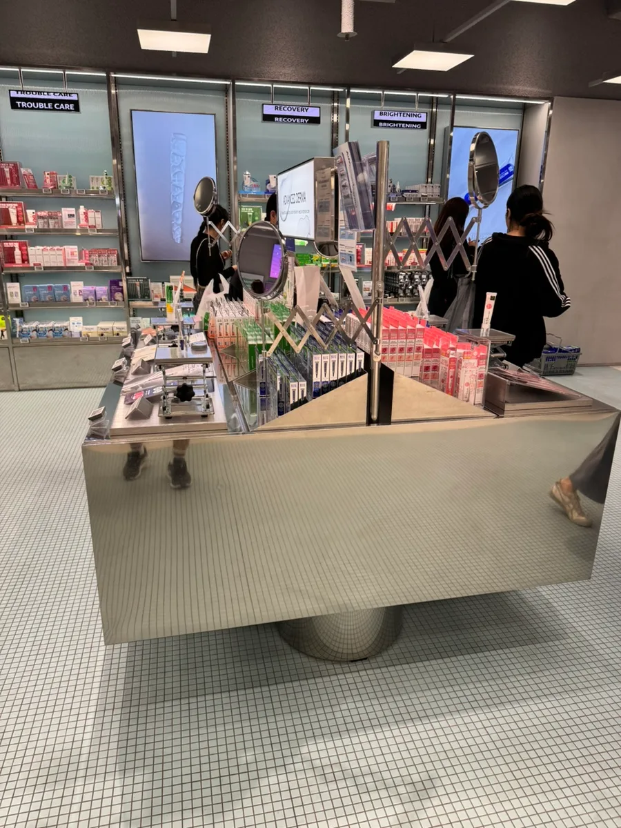 鏡が並ぶメタル調の化粧品台