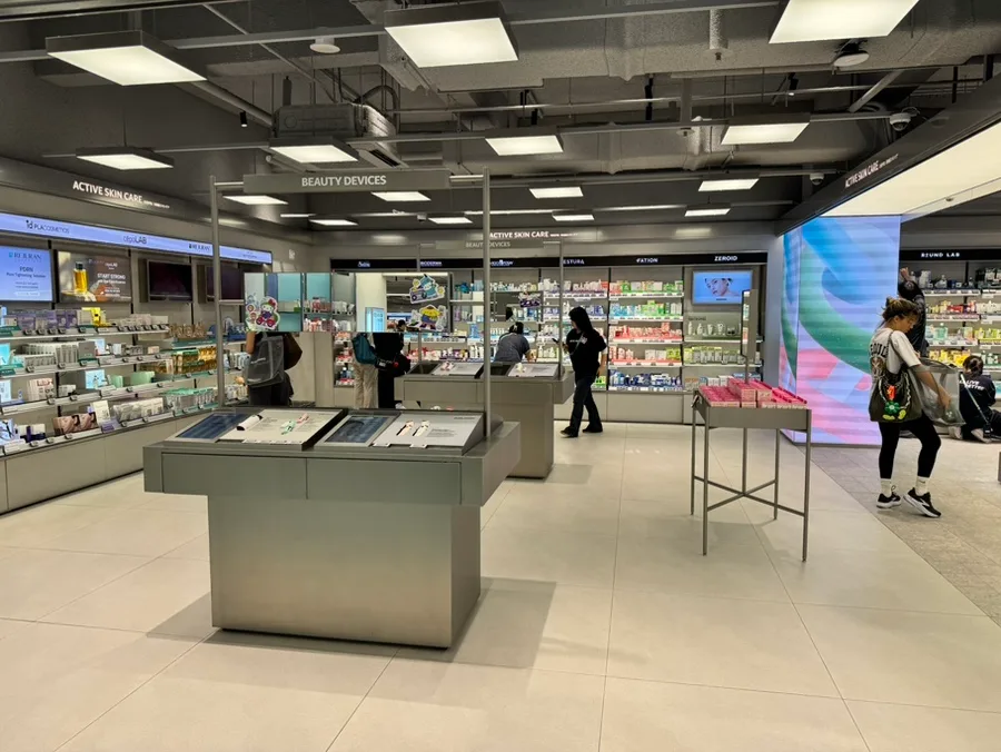 OLIVE YOUNG 明洞タウン店 — 化粧品売場の広い通路