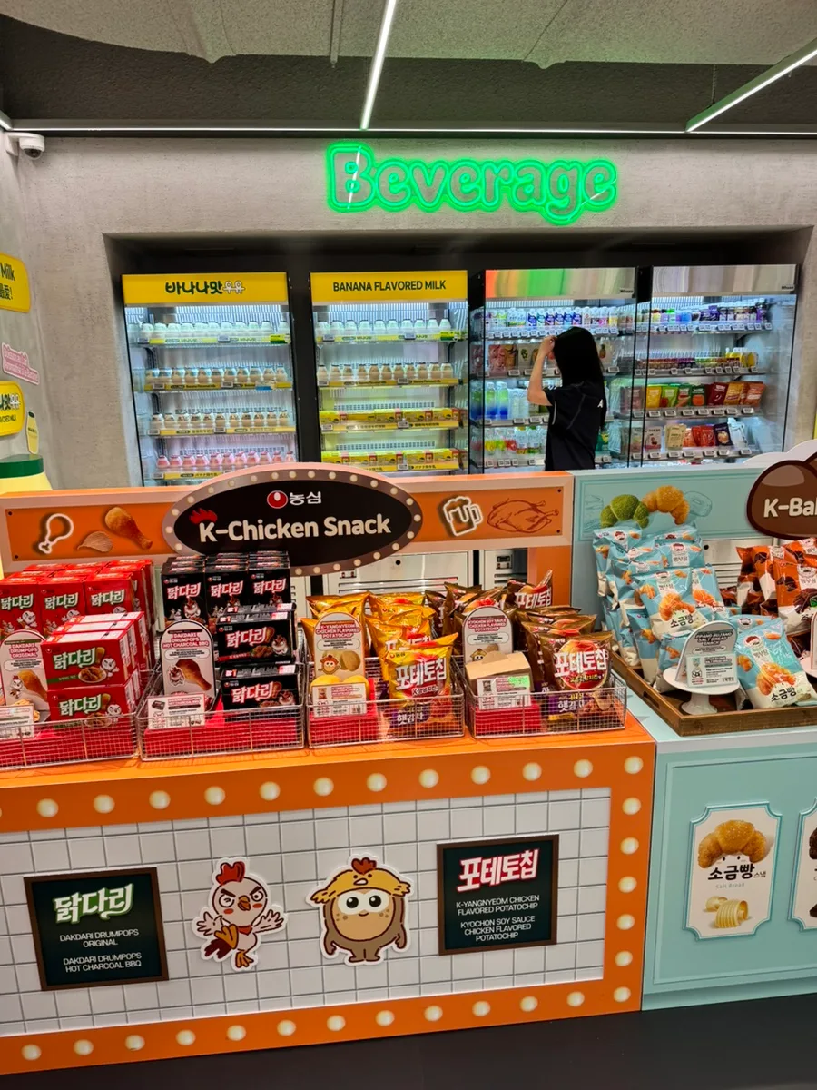 OLIVE YOUNG 明洞タウン店 — 菓子売場と飲料ケース