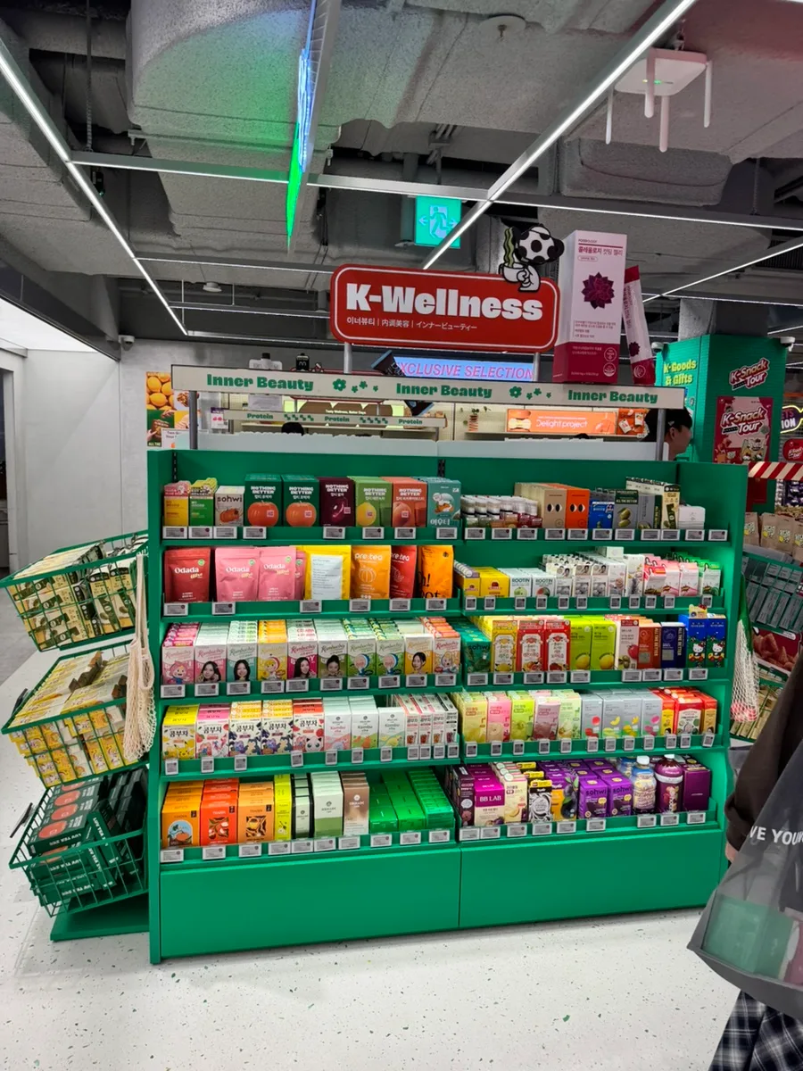 緑の棚に並ぶ健康食品