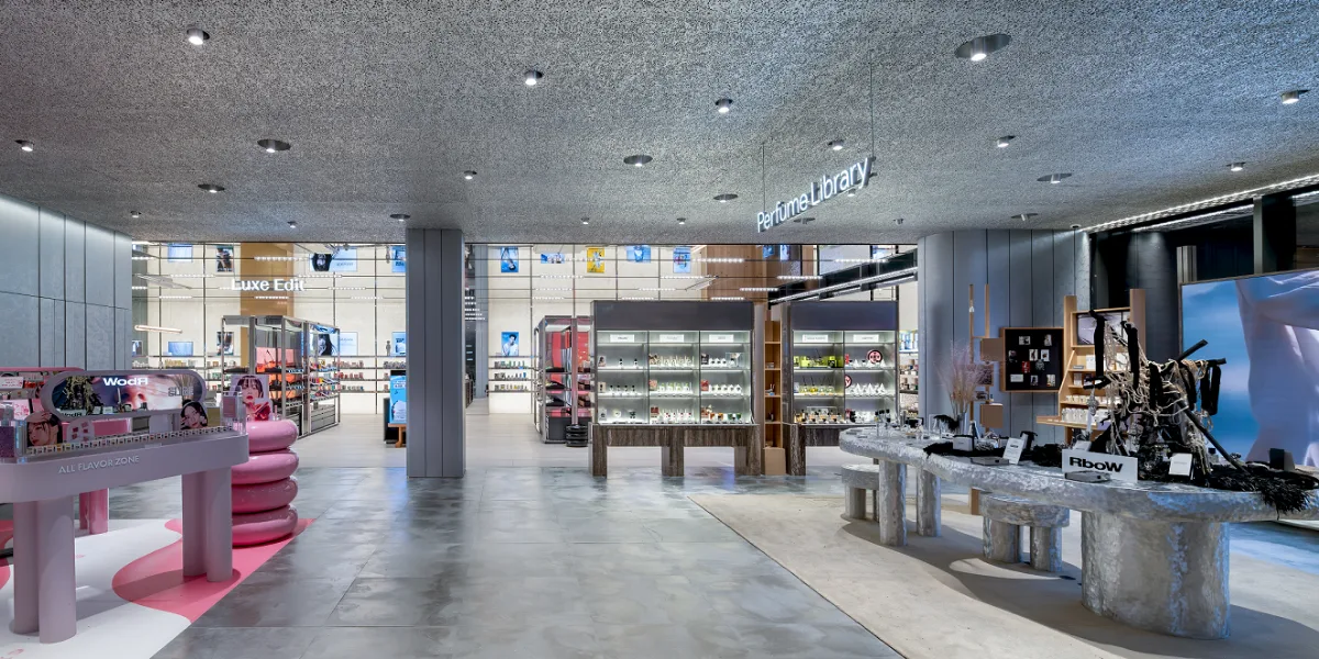 OLIVE YOUNG N 聖水店 — 香水棚と銀色什器のフロア