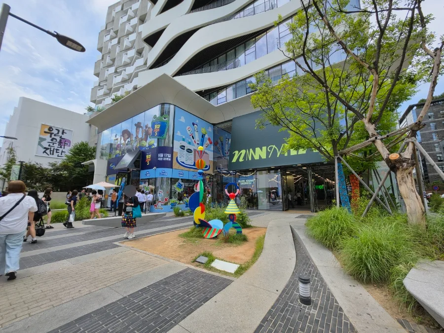 ポケモン装飾の店舗入口