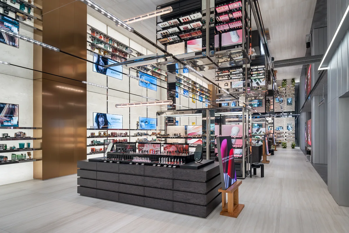 OLIVE YOUNG N 聖水店 — 鏡天井が映すコスメ売場