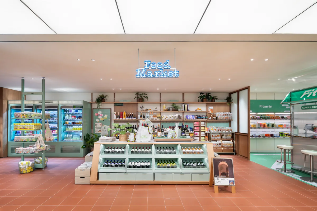 OLIVE YOUNG N 聖水店 — ネオン看板のフードマーケット
