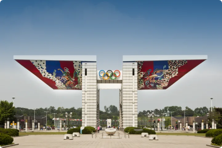 オリンピック公園 — 五輪マークを掲げる平和の門