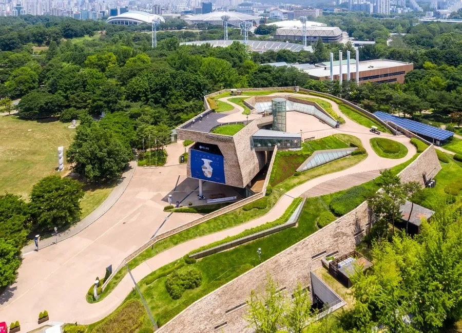 オリンピック公園 — 緑の屋上庭園と美術館