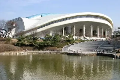 オリンピック公園 — 湖畔に建つ白い競技場