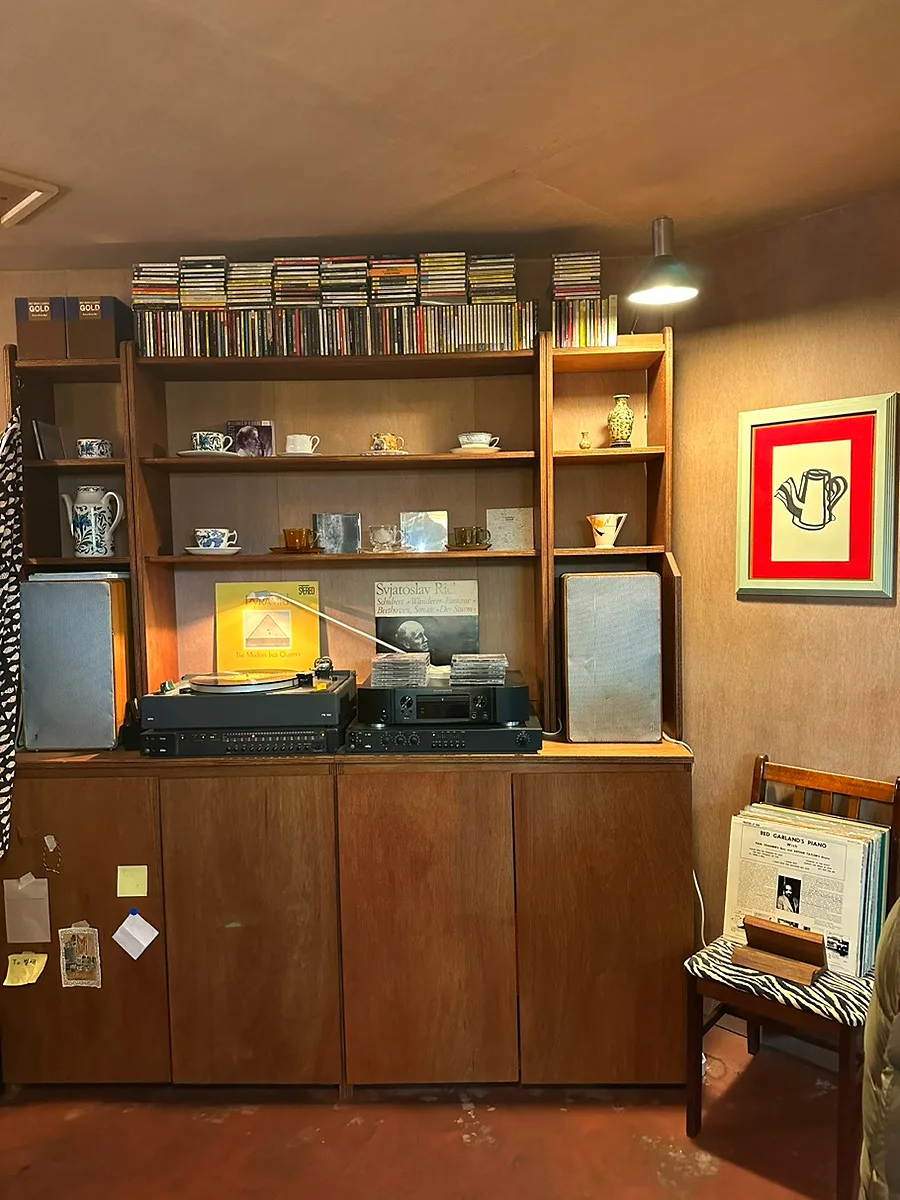 レコードと陶器が並ぶ木棚