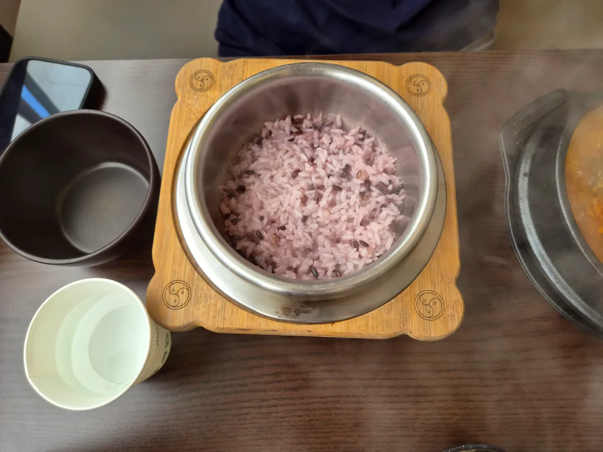 釜に盛られた紫色のご飯
